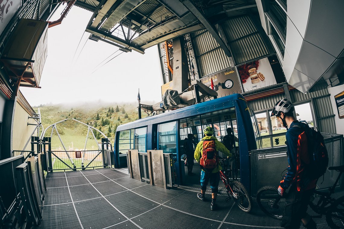 Nur wenige Meter nach dem Start verschwindet die Bahn zum Weißhorn in den Wolken …