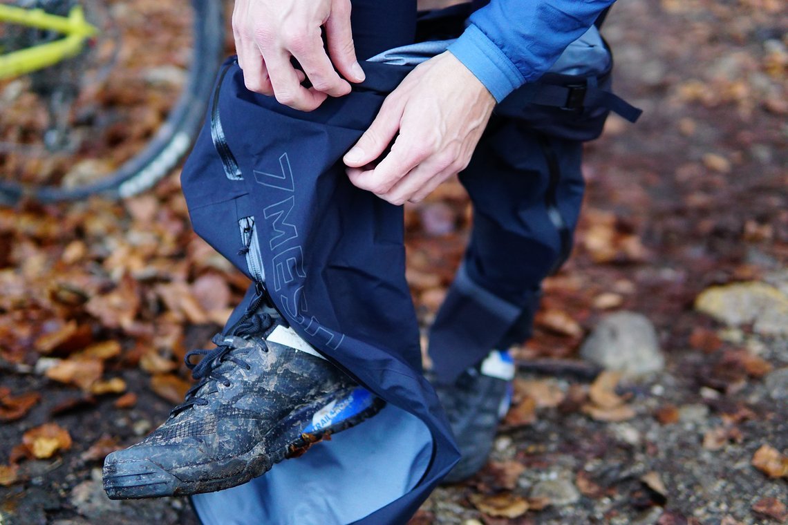 Die Schuhe können beim Anziehen an bleiben