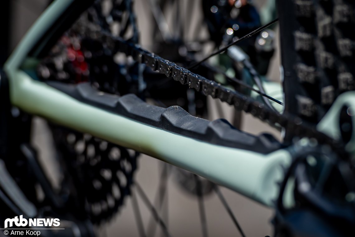 Specialized war meines Wissens der erste Hersteller, der auf einen welligen Kettenstrebenschutz gesetzt hat