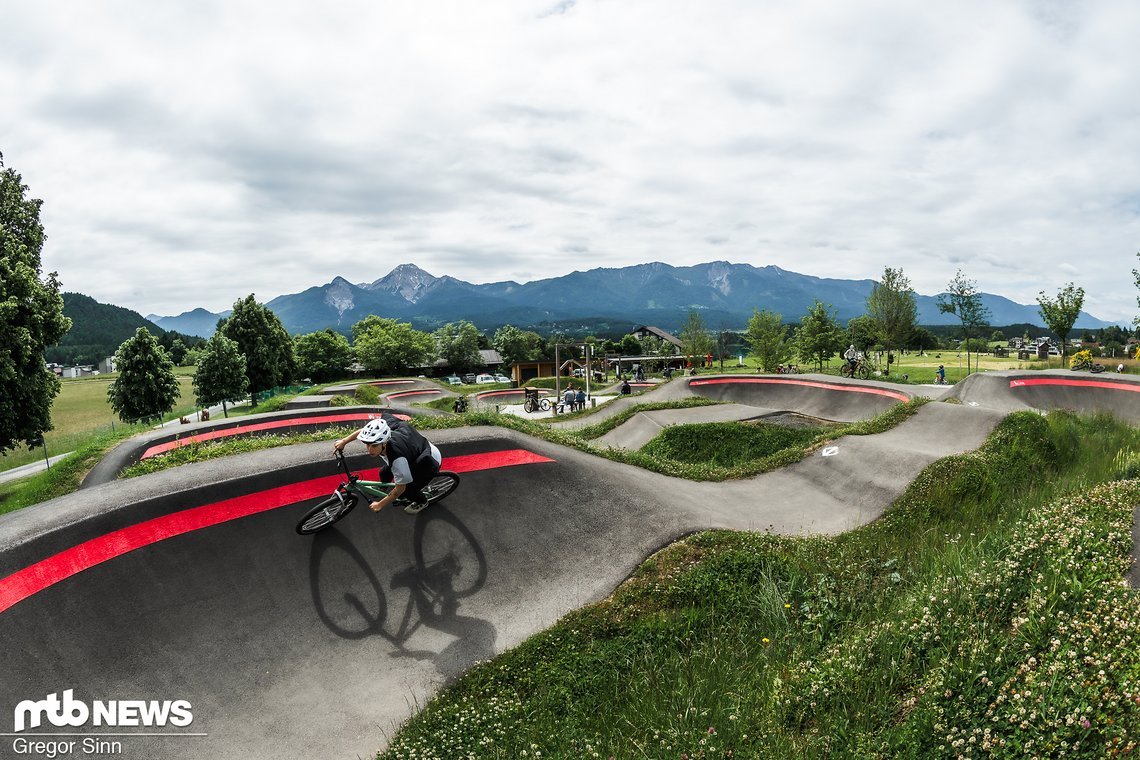 Damit erwirbt man auch den Zugang zum großen Asphalt-Pumptrack am Faaker See.