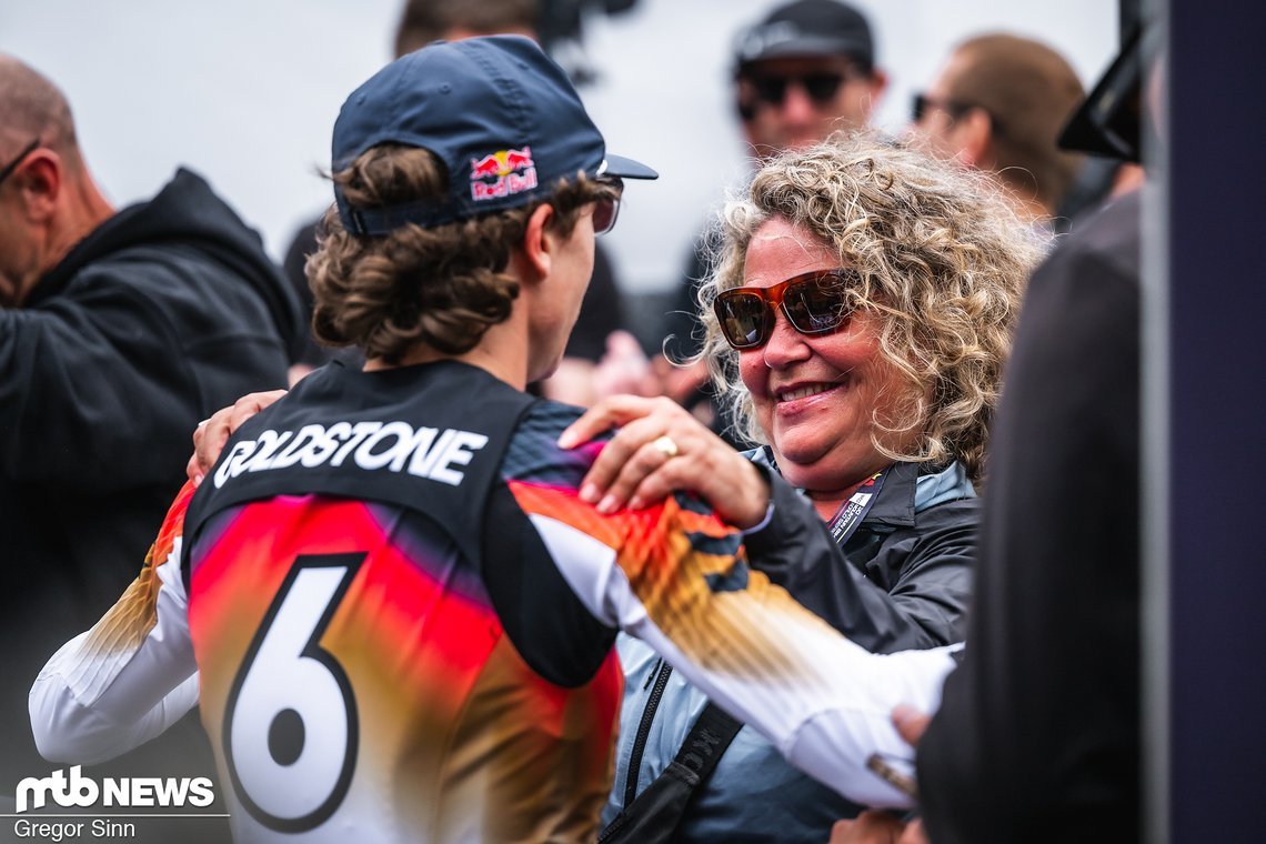 Mama Goldstone ist natürlich auch zur Stelle, um dem Sohnemann zu gratulieren.