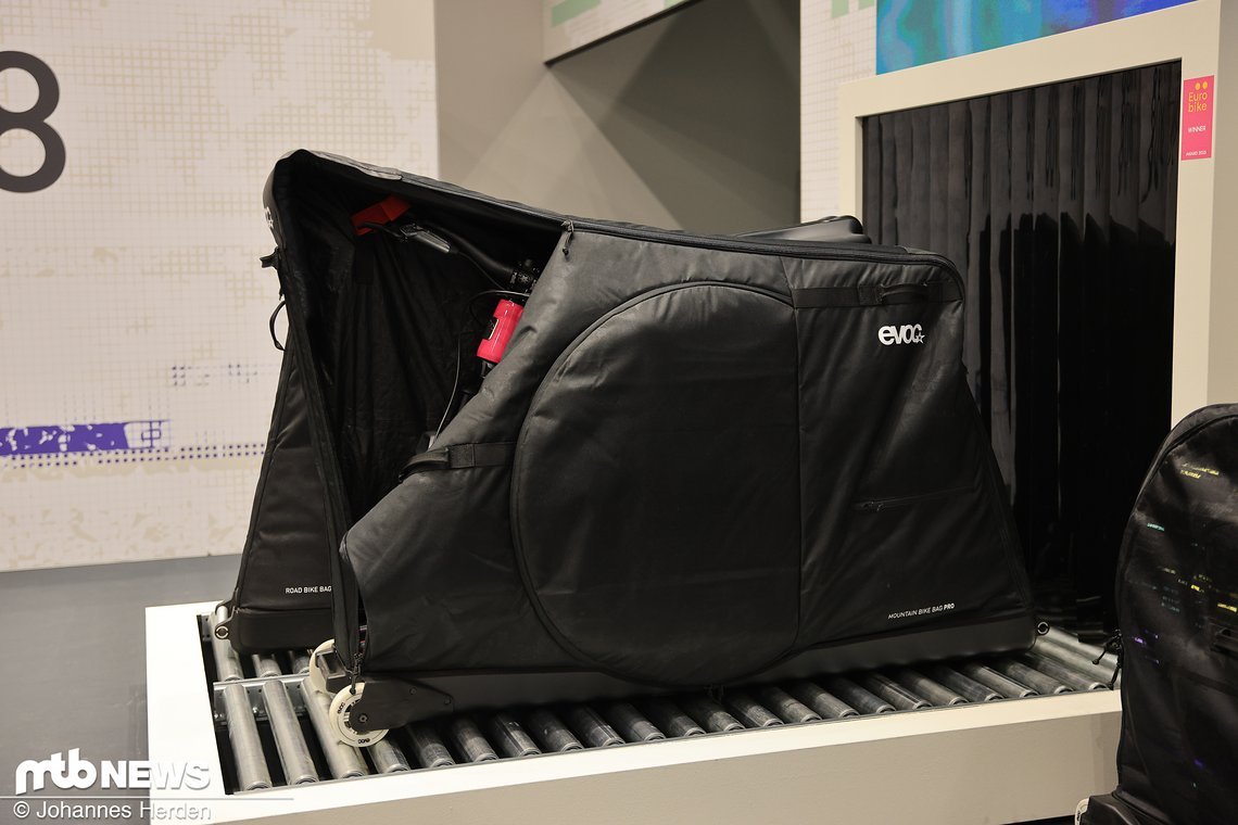 Der neue MTB Bike Bag Pro von Evoc ermöglicht den Bike-Transport ohne den Lenker abzunehmen.