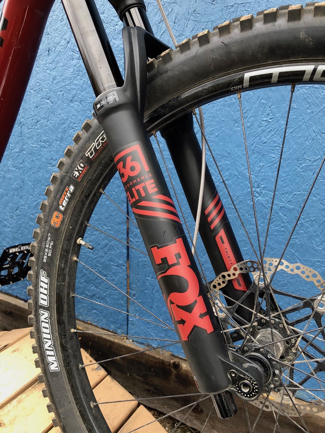 Die Fox 36 wurde mit passenden Custom-Gabeldecals von Slik Graphics ausgestattet