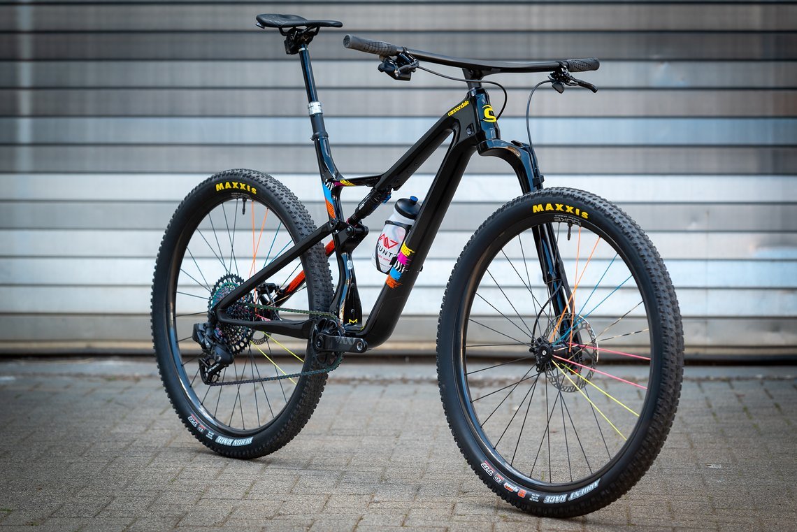 An der Front ist eine Cannondale Lefty Ocho Carbon mit 120 mm Federweg verbaut