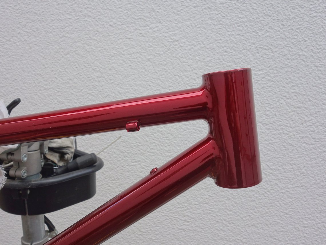 Der Rahmen ist extrem schick geworden und glänzt in Candy Red