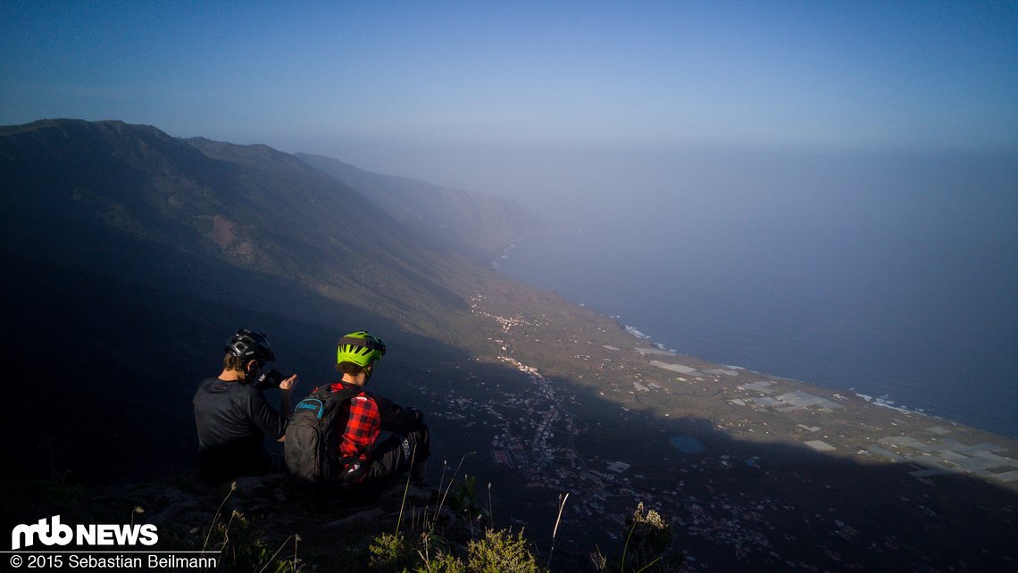 Den Ausblick an der Kante genießen