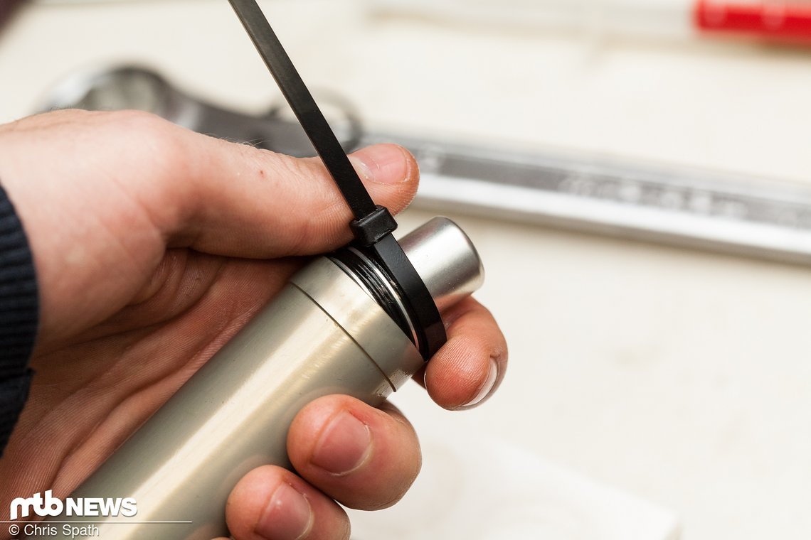 Der Kabelbinder ist eine gute Montagehilfe, um Dichtung und Split-Ring in die AWK zu bekommen