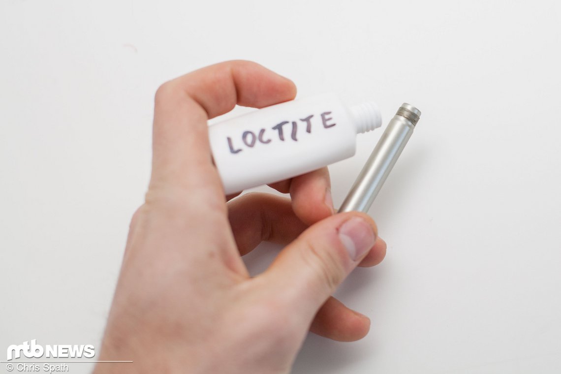 Damit die Schraubensicherung und damit die Mutter hält, braucht es ein fettfreies Gewinde