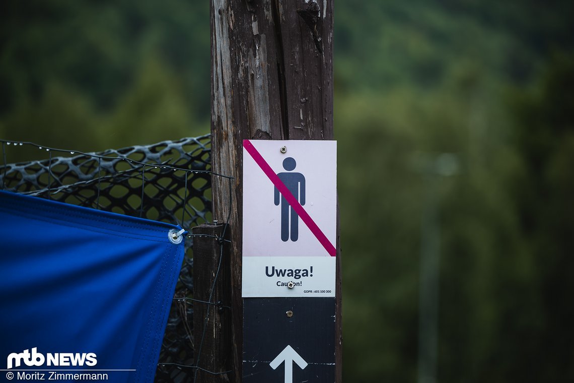 Uwaga ist polnisch und heißt caution