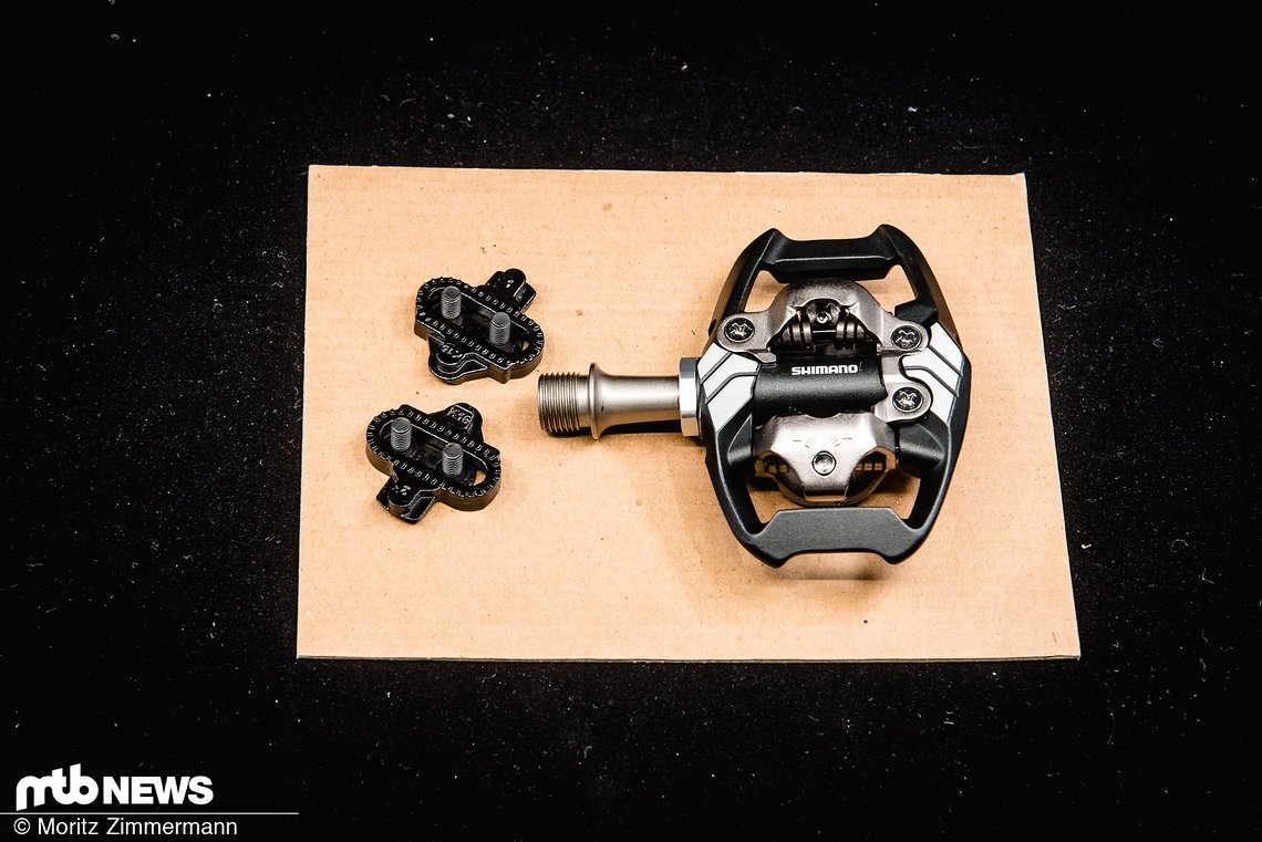 Bei Shimano sind lediglich die beiden Pedale sowie passende Cleats im Lieferumfang enthalten.
