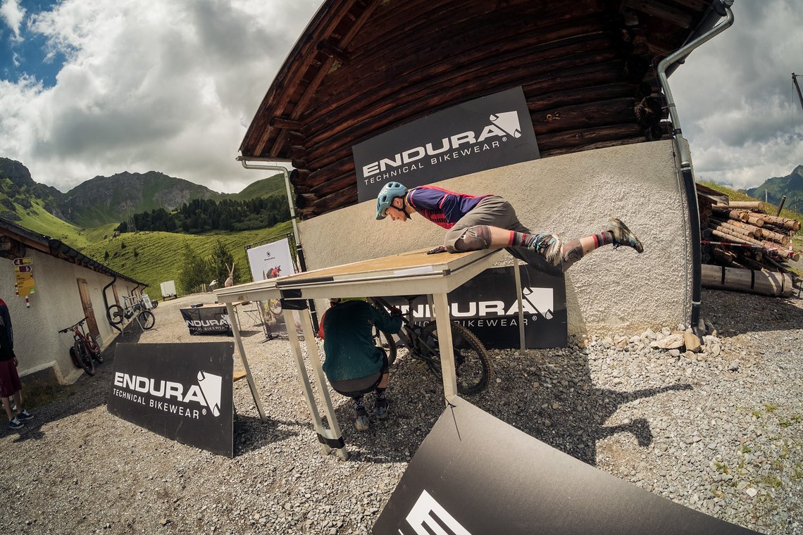 Danny MacAskill hat es vorgemacht: Biker-über-Bike-unter-Tisch heißt es bei Endura