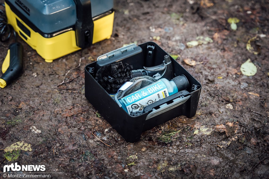 Die Bike Box beinhaltet einen Reiniger, die passende Bürste und ein Mikrofasertuch