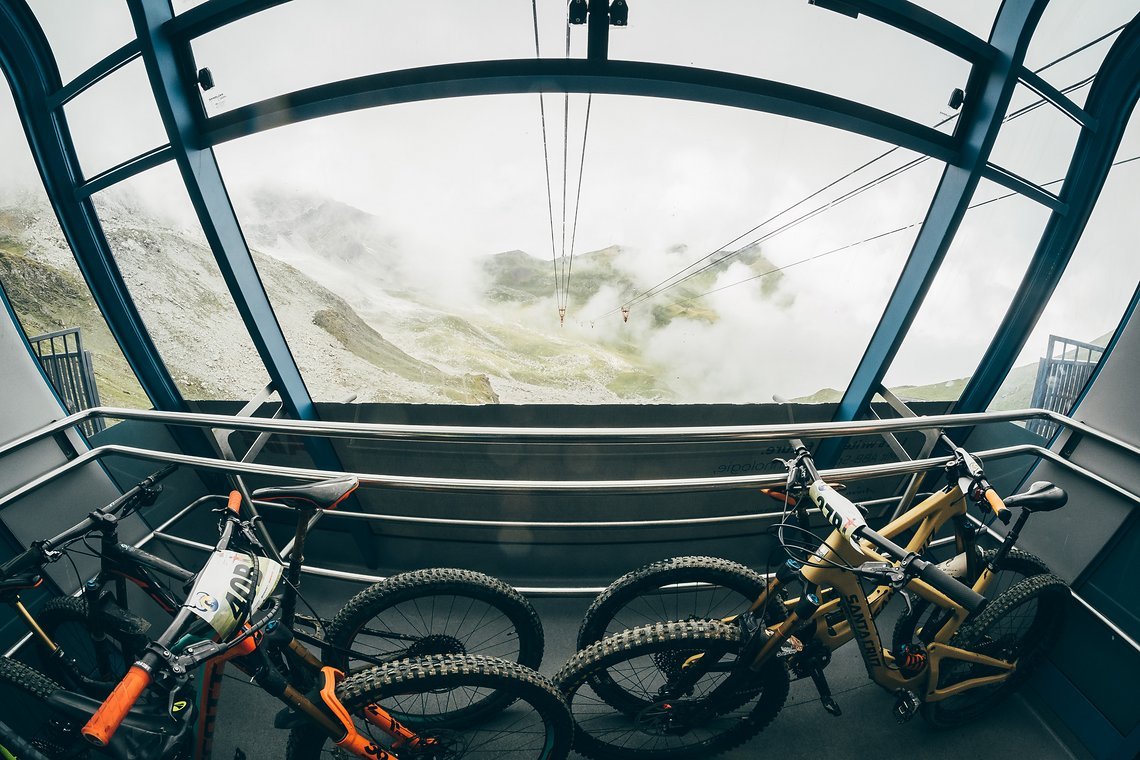 Gondel oder nicht? Wir queren dieses Tal mit dem Bike, viele andere Teams nehmen die Gondel