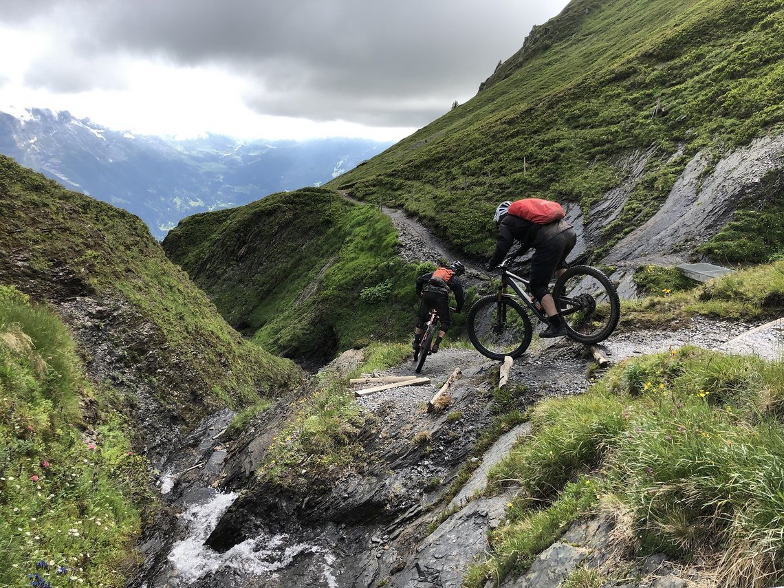 Der Weg von der First in Richtung Große Scheidegg entpuppte sich als spaßiger Singletrail.