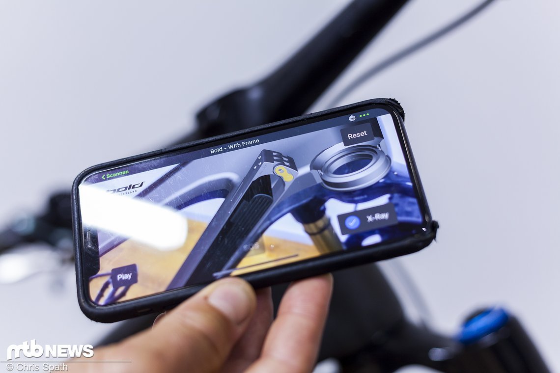 Mit AR-Technologie lässt sich ins Innere des Rahmens blicken, der Einschub geht bis in den Steuerrohrbereich hoch.