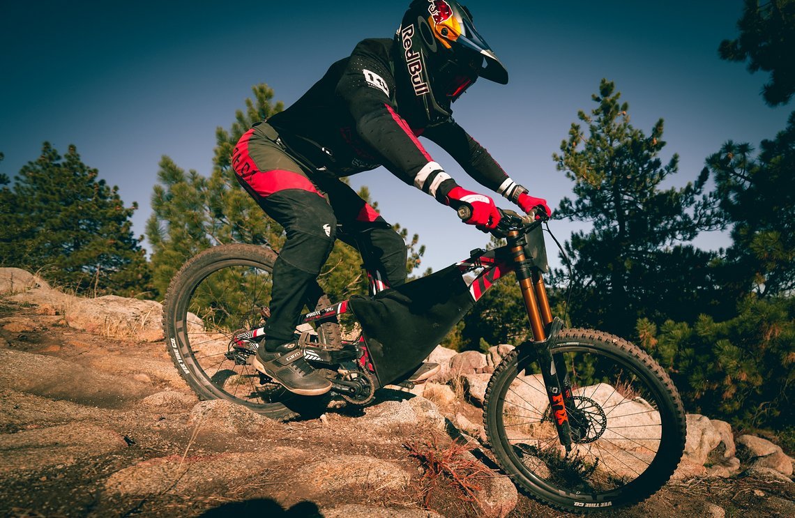 An den Temperaturen liegt es nicht, dass das Bike so muggelig eingepackt ist