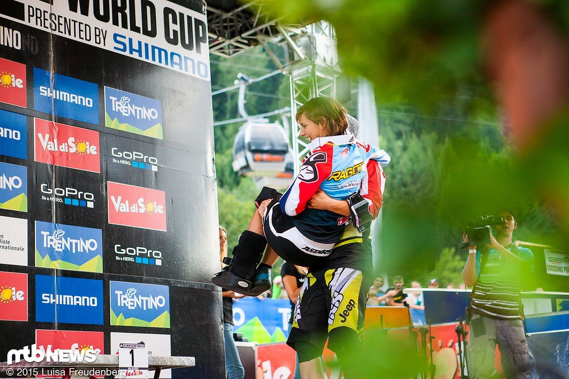 Große Geste: Rachel Atherton trägt Emmeline Ragot zur Verabschiedung auf das Podium