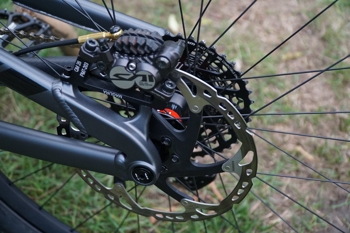 Für mächtig Verzögerung sorgt die Shimano Saint Bremse
