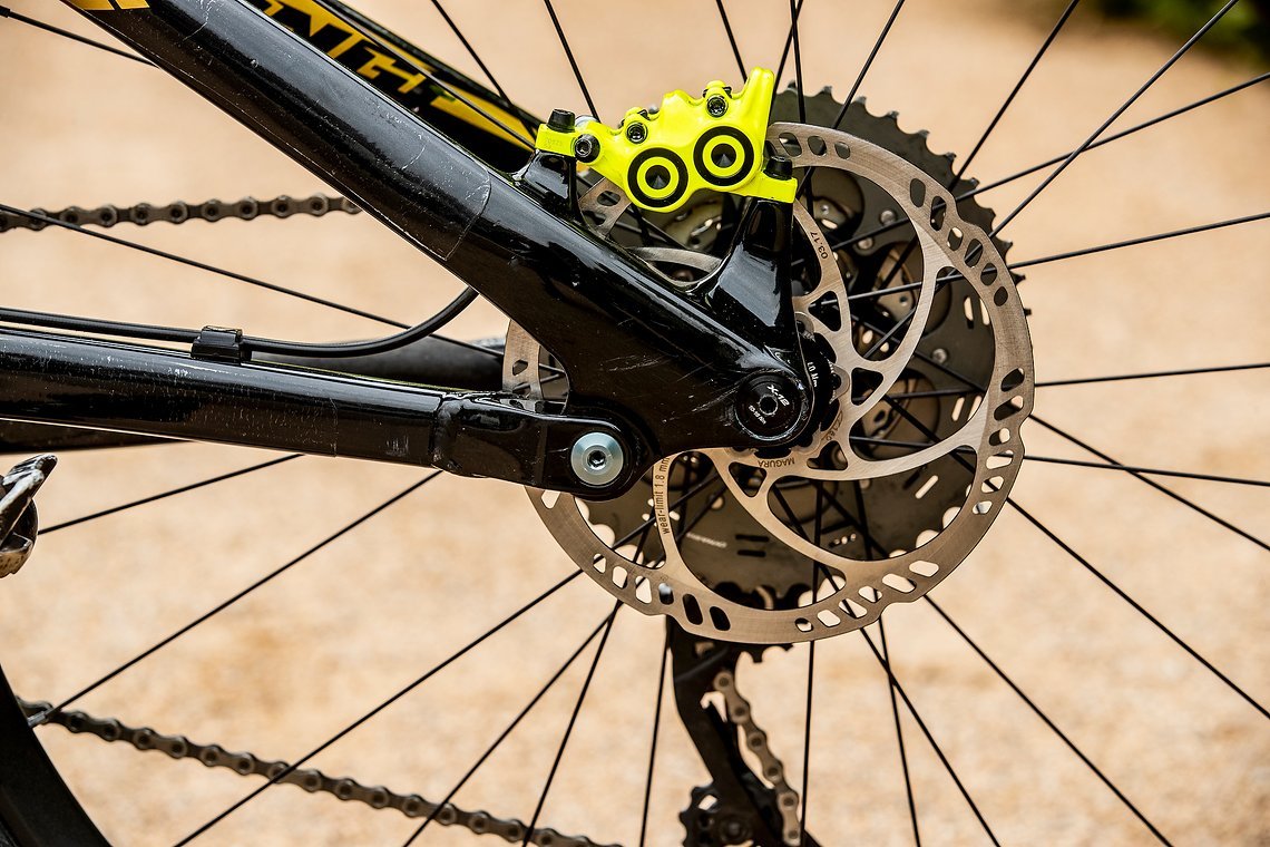 200 mm Rotor vorne, 180 mm hinten! Die Magura-Eule schaut, dass die Bremspower stimmt