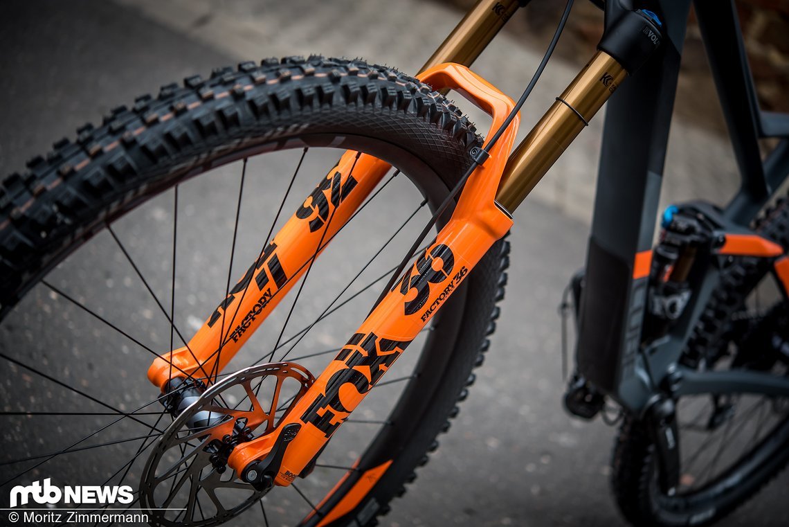 Sein neues Bike verfügt über eine Fox 36 Float FIT GRIP2 Factory Federgabel …