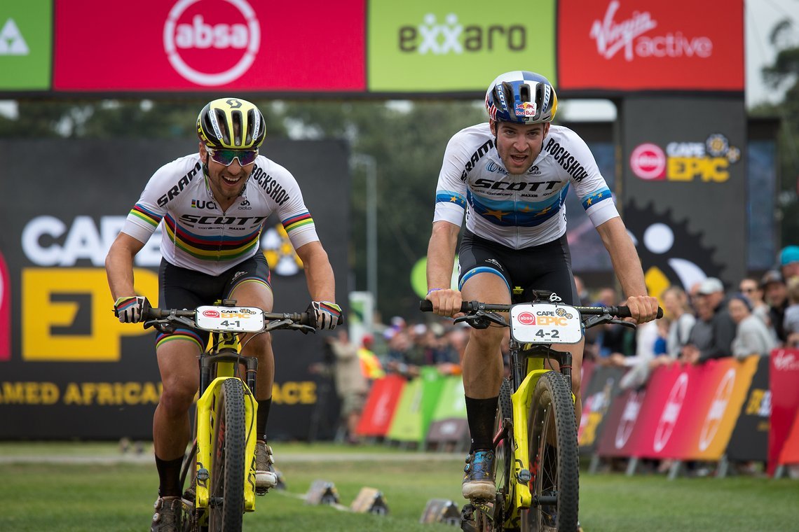 Nino Schurter steht die Freude schon ins Gesicht geschrieben. Der Eidgenosse weiß vermutlich schon, dass ihm und seinem Partner Lars Forster eine beeindruckende Fahrt rund um Kapstadt gelungen ist