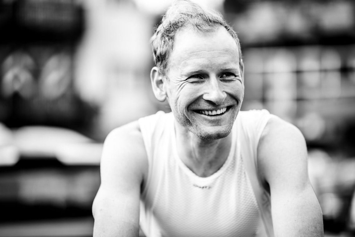 Urs ist super gelaunt, auch schon vor der Etappe und bevor klar ist, dass er und Simon ab morgen wieder im gelben Trikot fahren