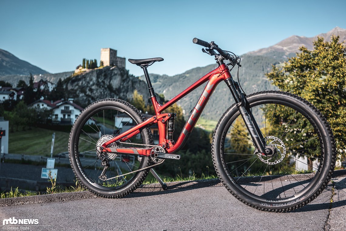 Das neue Trek Top Fuel kommt mit 1,5° flacherem Lenkwinkel und im Schnitt 10 mm mehr Reach dem Trend zu leistungsfähigeren Bikes auch mit 120 mm Federweg nach