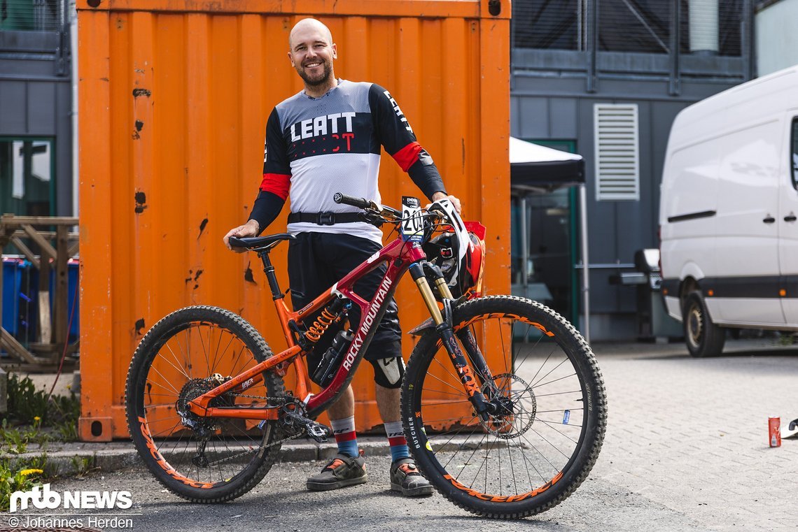 Dennis Stratmann hat sein Rocky Mountain farblich perfekt auf einen Container abgestimmt.