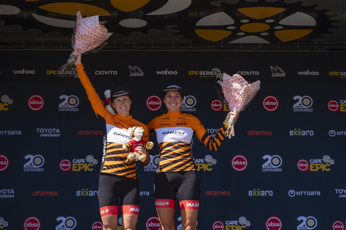 Weiter im Orangefarbenenen Führungstrikot: Anne Terpstra (links) und Nicole Koller (rechts).