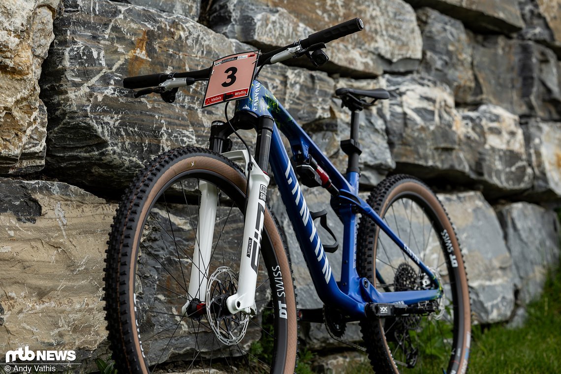Die RockShox SID Ultimate-Federgabel ist im Gegensatz zu jener von Mona Mitterwallner in komplettem weiß gehalten.