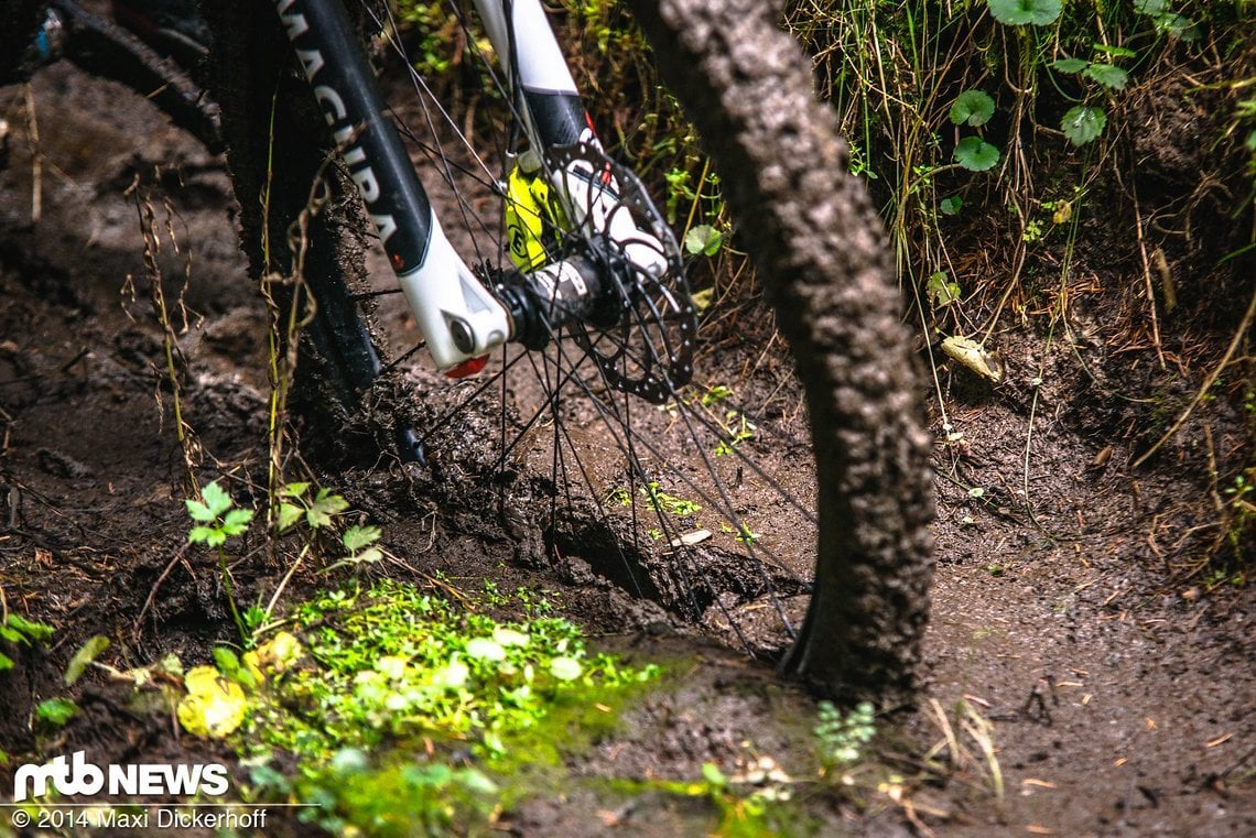 Das 27,5" Bike mit 2,35"-Reifen steckt schon nach wenigen Metern fest.