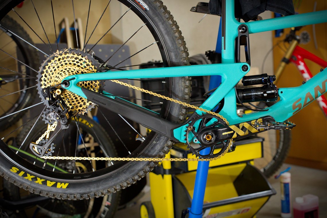 Die SRAM XX1 Eagle Schaltgruppe kommt in schickem Gold-Look daher