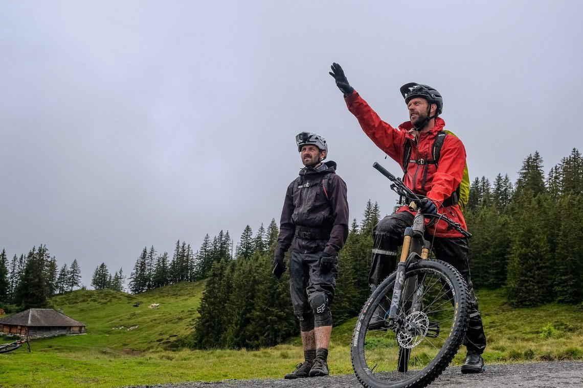 Sobald sich die Sicht etwas gebessert hatte, erklärte uns François die Bergketten.