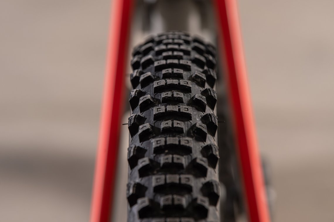 Interessant: Im Gegensatz zu vielen anderen Reifen-Herstellern verwendet Pirelli keinen Dual Compound, sondern einen Single Compound