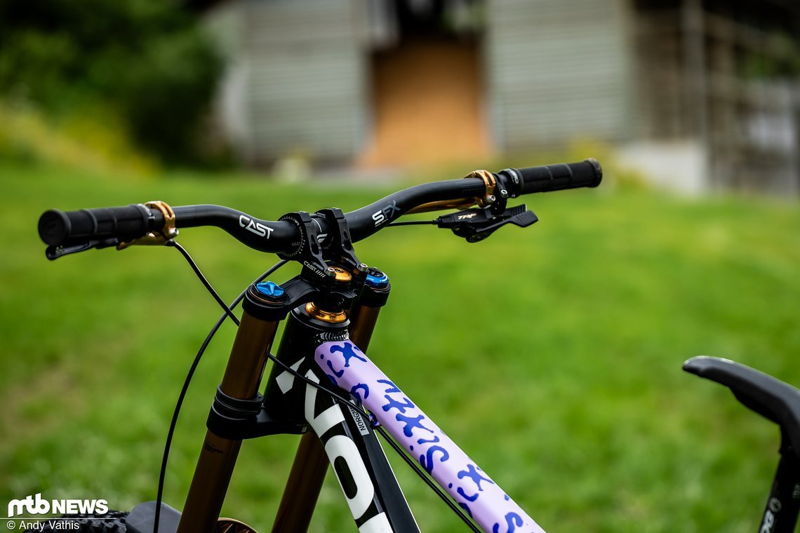 Beim Cockpit setzt Greg Minnaar auf Komponenten von Cast und eine insgesamt hohe Front.
