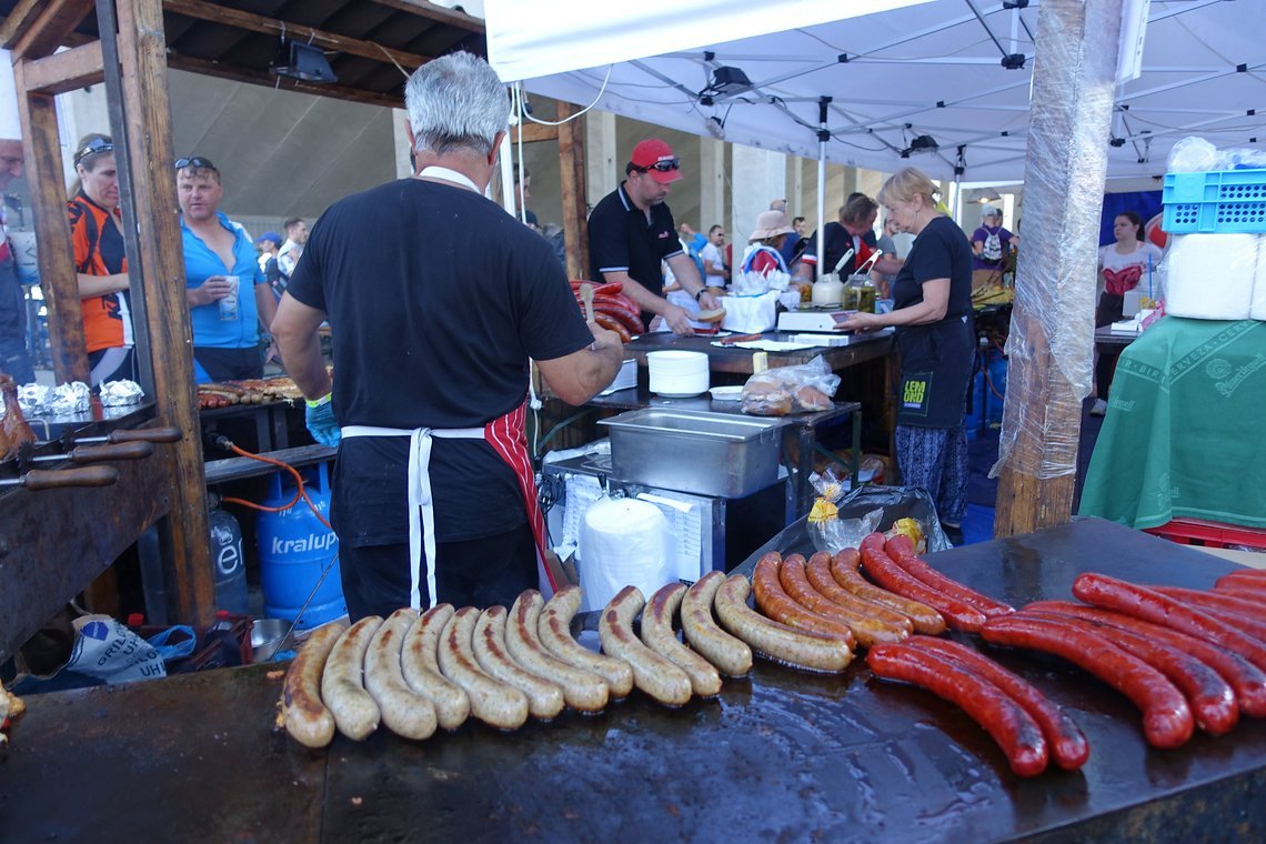 Let's Wurst, genau so ein Stand gab es auch mitten im Wald