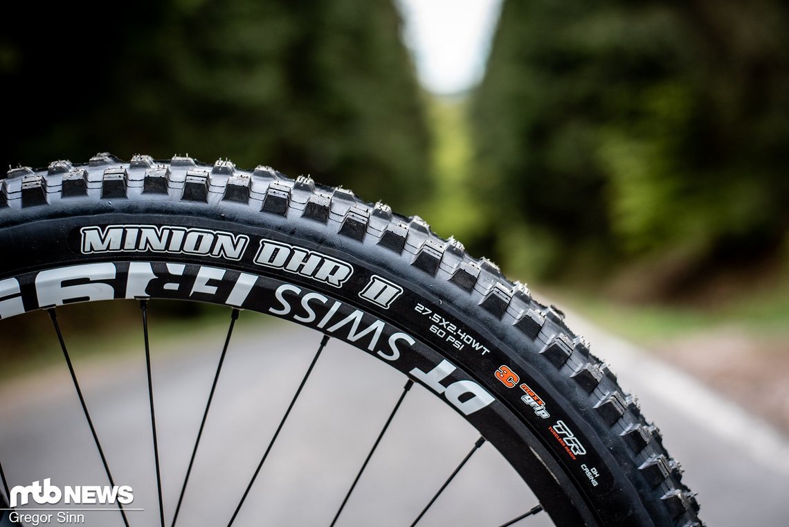 Vorne und hinten rollt das Sender auf Maxxis Minion DHR II-Reifen in 2,4" Breite.