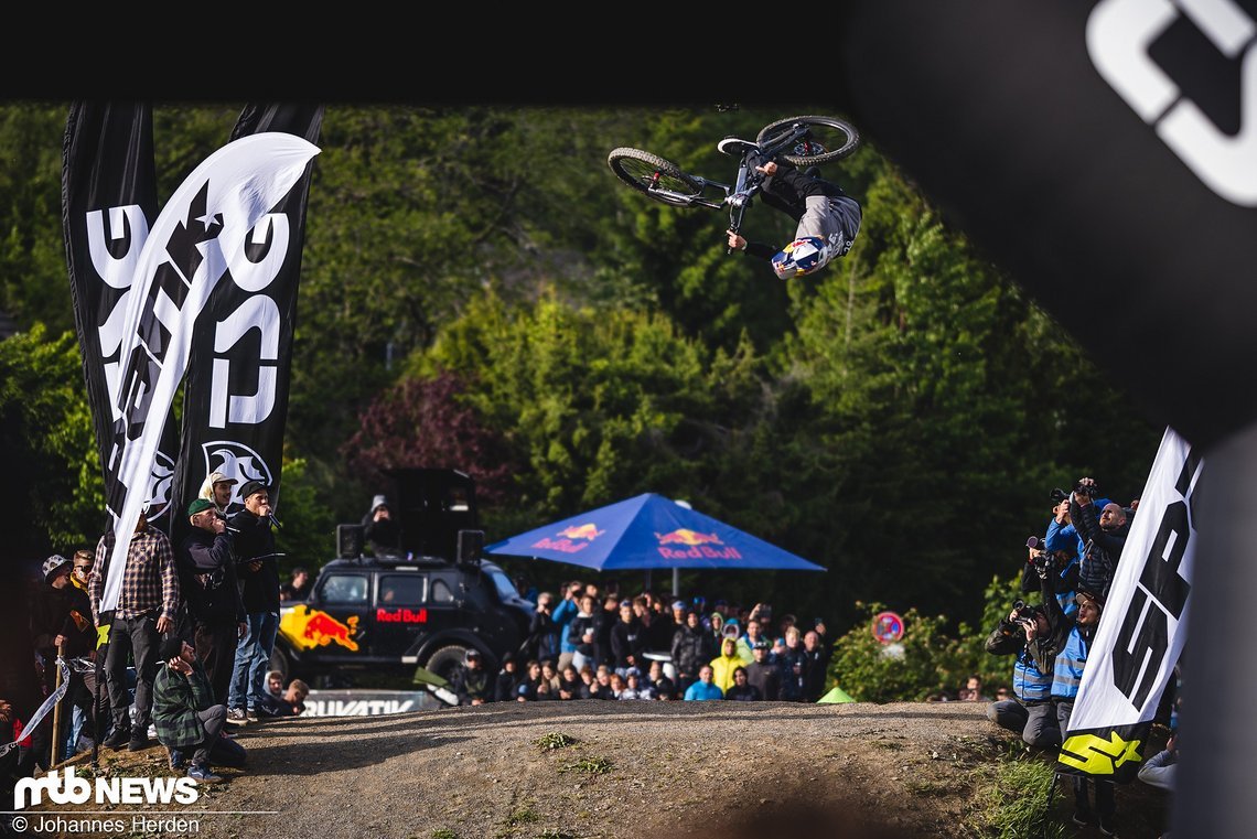Die Kunst beim Whip-Contest der Dirt Masters ist es, die Fahrer irgendwie freizustellen – und im besten Fall hat man staunende Gesichter mit drauf.