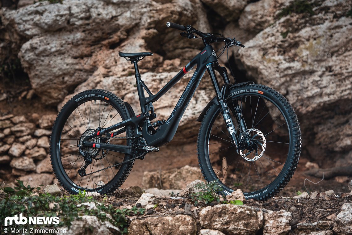 Das Intense Tracer ist als 29er oder Mullet-Bike verfügbar und setzt auf einen voluminösen Carbon-Rahmen