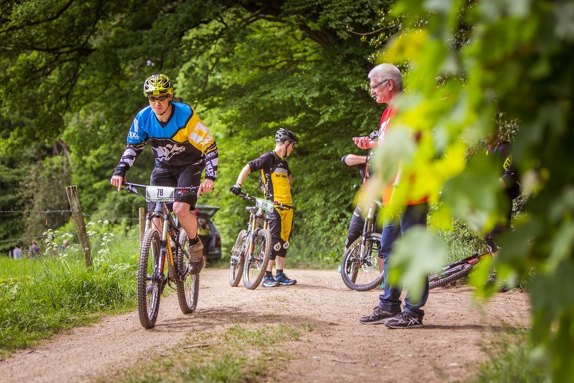 Start zu Stage 6 auf dem Forstweg