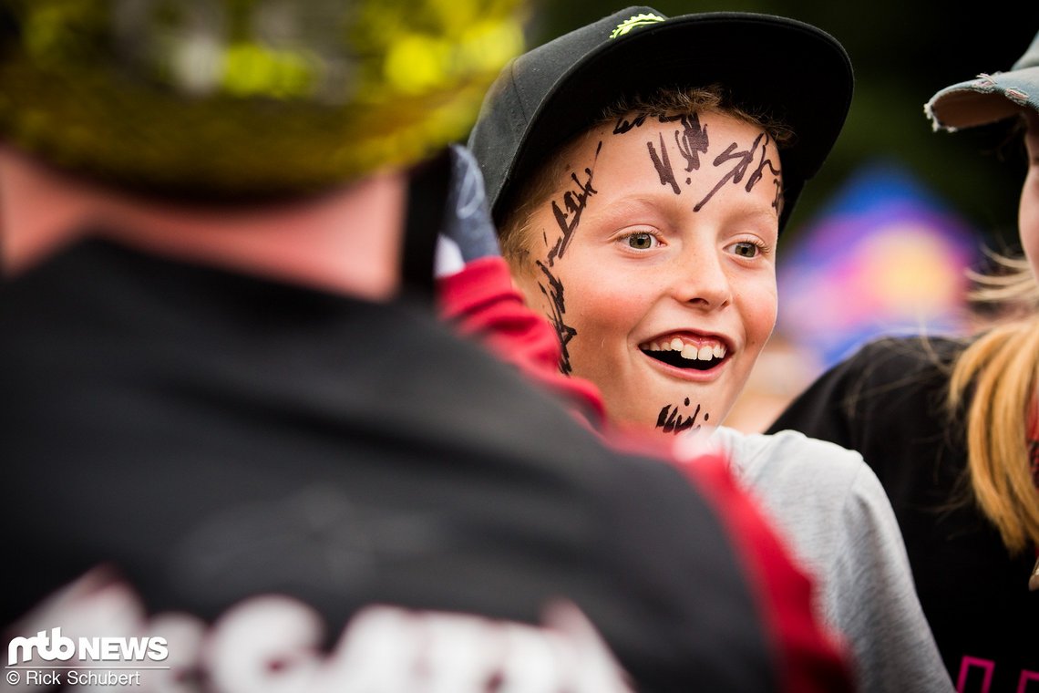 Die Kids waren völlig aus dem Häuschen und ließen sich von ihren Stars die Gesichter unterschreiben