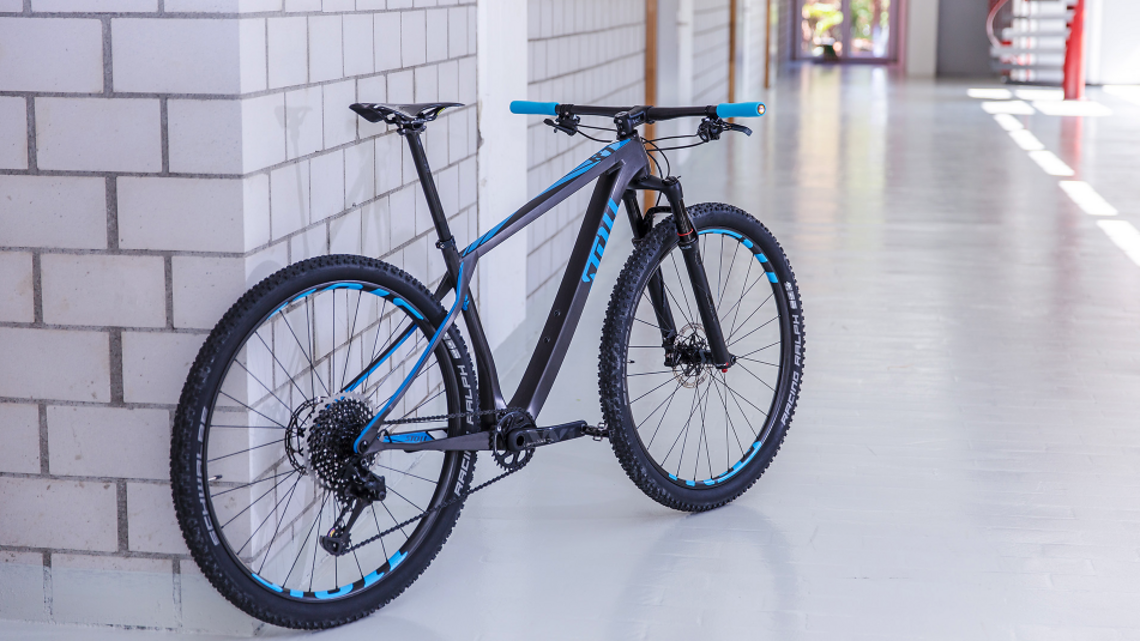 Neben dem hier gezeigten blauen Akzenten gibt es das Stoll Bikes R1 auch mit schwarzen oder silbernen Decals