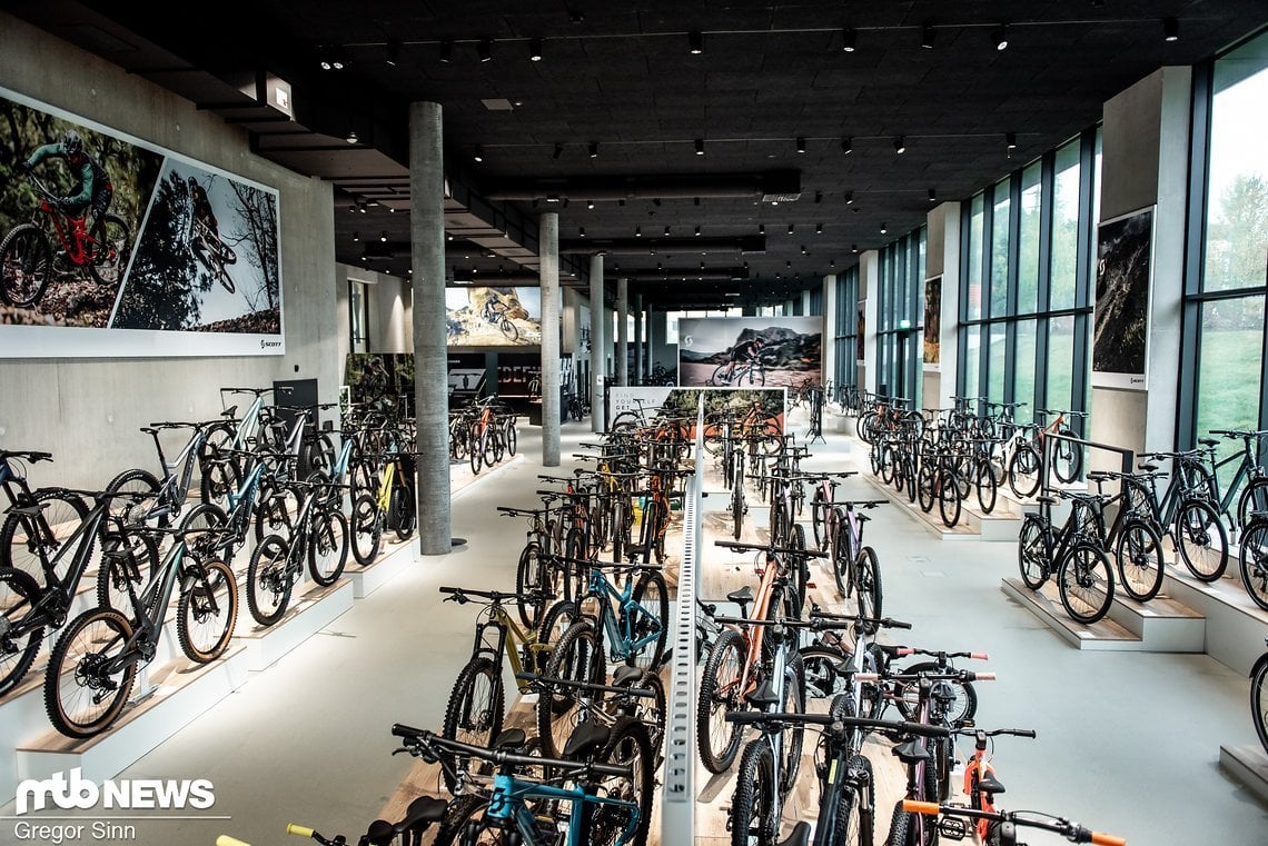 Ein großer Teil des Erdgeschosses wird vom Showroom für die vielen Bikes in Anspruch genommen.