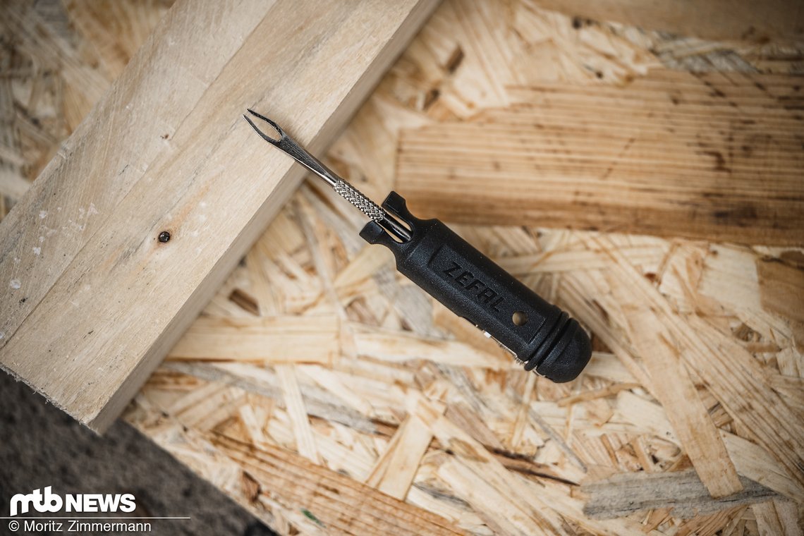 Die Ahle des Tubeless Tools verfügt über Platz für ein Schrader-Ventil und ein Kettenschloss am Griff.