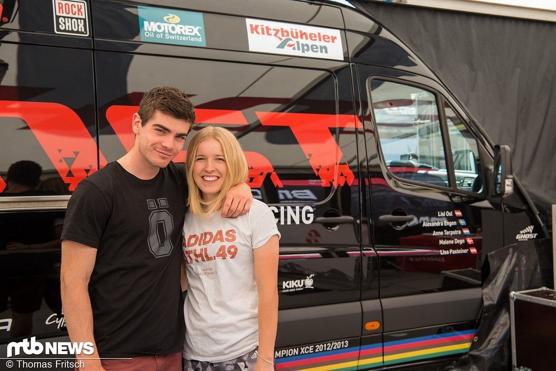 2017. Für ein XC-Rennen ein unbekanntes Gesicht: Der Freund von Malene Degn, Loic Bruni, mischt sich unter die Lycra-Fraktion. Allerdings nur als Zuschauer