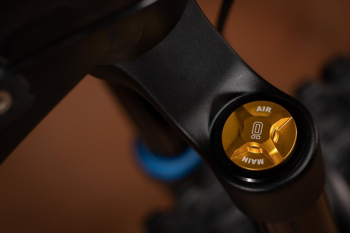 Vorne bietet die Öhlins RXF36-Federgabel 170 mm Federweg.