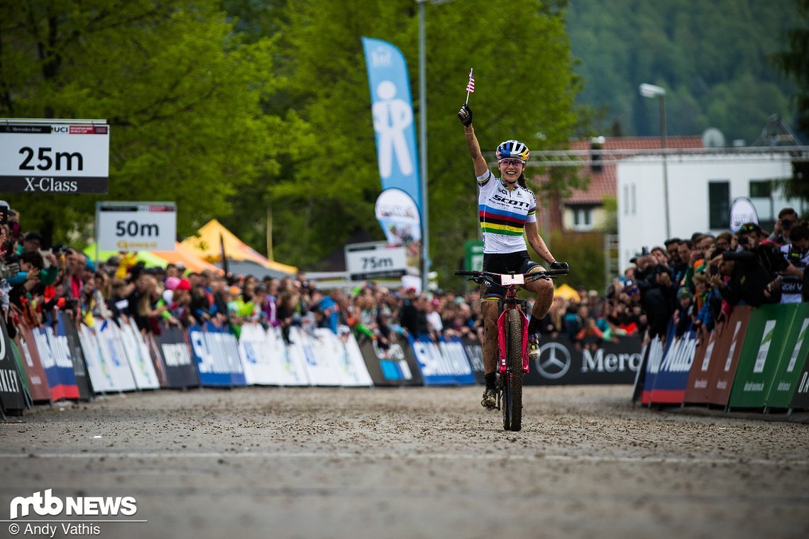 Schon 2019 jubelte Kate Courtney im Bullentäle