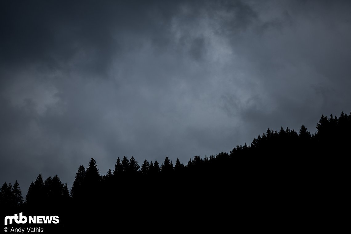 Die WM-Short Track Rennen wurden wettertechnisch von dunklen Wolken und einsetzenden Regenfällen bestimmt