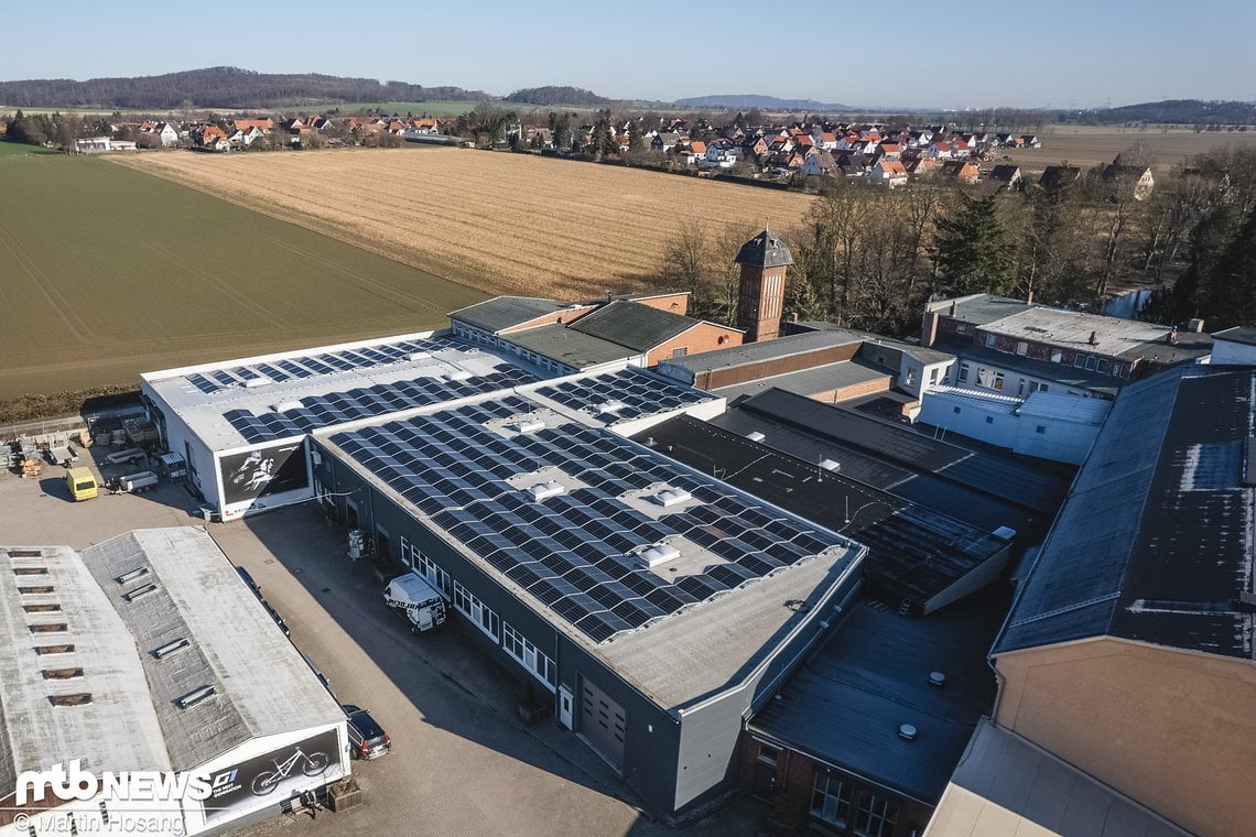 Fast 500 Solarplatten liegen auf dem Firmengelände und sorgen für viel Strom, besonders im Sommer – und der wird auch benötigt.