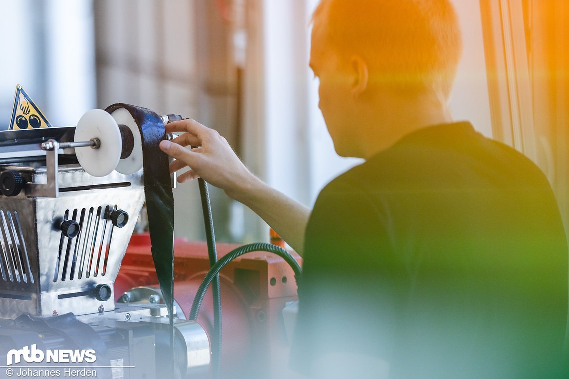 Das Rohmaterial wird in den Extruder geschoben.